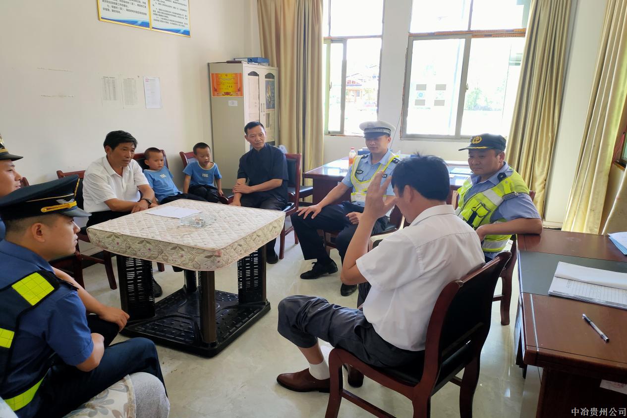 一路三方到農戶會家中開展警示教育
