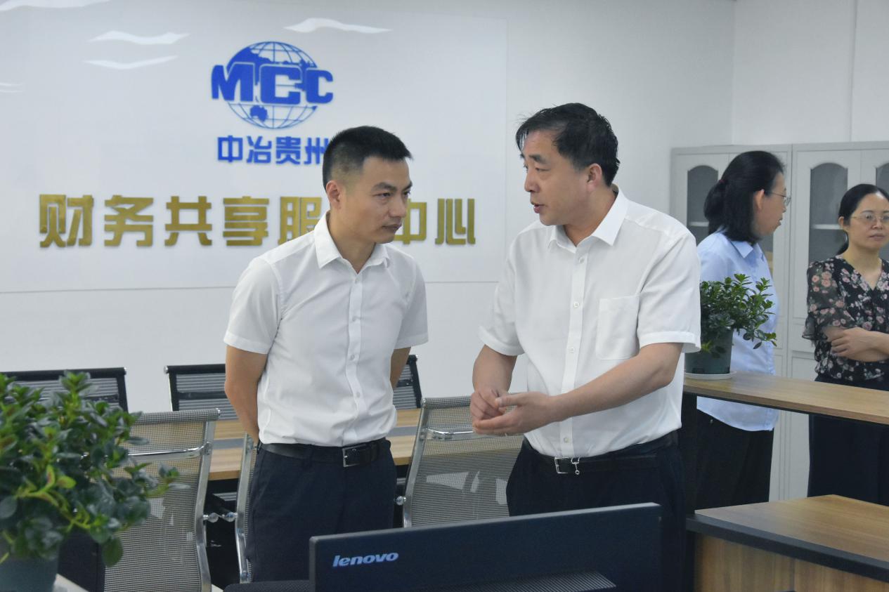 驗(yàn)收組查看共享中心現(xiàn)場(chǎng)管理情況1